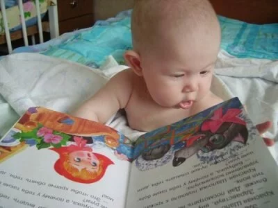 младенец с книгой