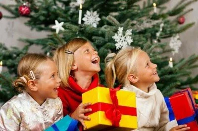 дети и рождественские подарки