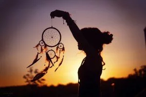Девушка держит ловец снов в руке