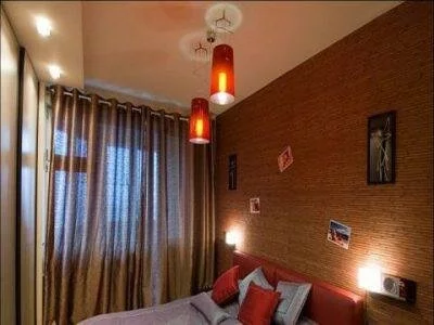 прикроватные и потолочные светильники в спальне