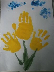 Детский рисунок цветы из ладошек