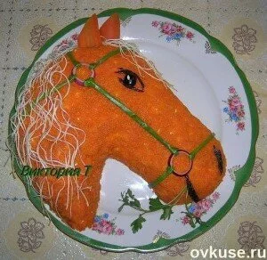 Новогодний салат в виде Лошади