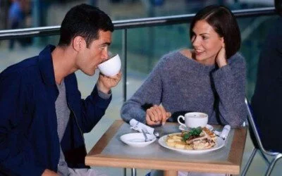 пара беседует в кафе