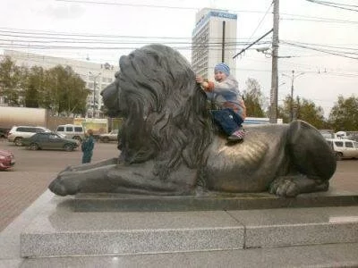 лев у Театральной площади Красноярск