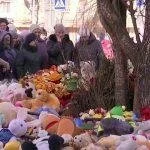 Люди пришли почтить память погибших при пожаре в ТРК "Зимняя вишня", Кемерово