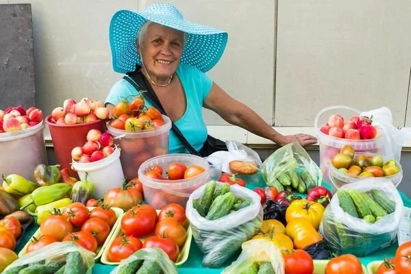 бабушка продает овощи