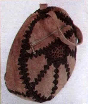 Кожаная сумка из небольших лоскутков кожи.