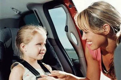 безопасная поездка на машине с ребенком