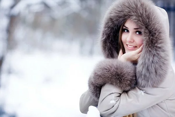 красивая женщина зимой