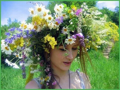 Женщины с древних времен украшали прическу венком из живых цветов.