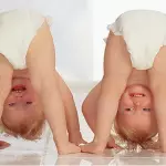 двое малышей в подгузниках